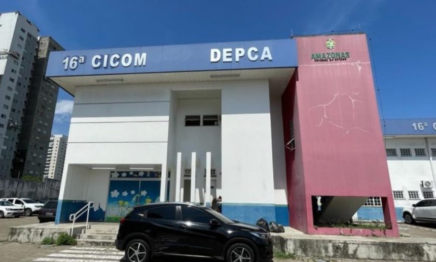 Fachada da 16ª Cicom e Depca com carro estacionado em frente.