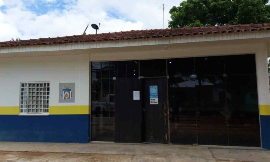 Fachada da 65ª Delegacia Interativa de Polícia (DIP) de Carauari, local da prisão.