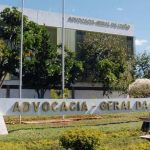 Fachada da Advocacia-Geral da União (AGU) com placa em destaque.