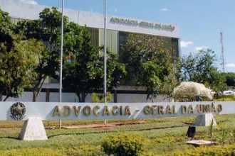 Fachada da Advocacia-Geral da União (AGU) com placa em destaque.