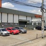 Fachada da Aggreko em Manaus, com carros estacionados e caminhão na rua.