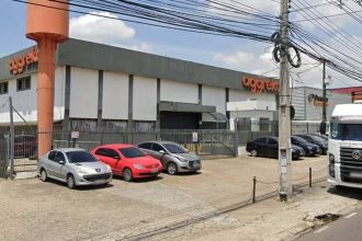 Fachada da Aggreko em Manaus, com carros estacionados e caminhão na rua.