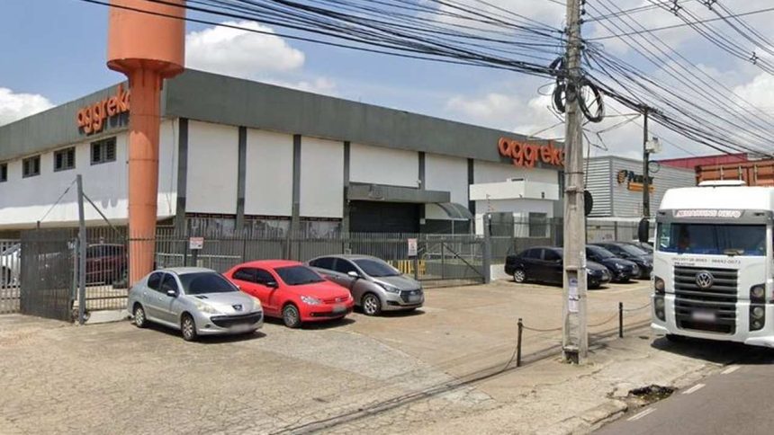 Fachada da Aggreko em Manaus, com carros estacionados e caminhão na rua.