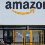 Fachada da Amazon com o logotipo e sinalização de entrada.