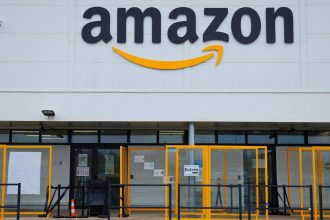 Fachada da Amazon com o logotipo e sinalização de entrada.