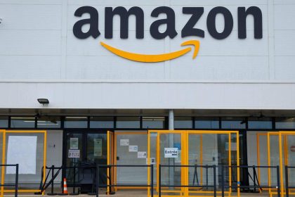 Fachada da Amazon com o logotipo e sinalização de entrada.