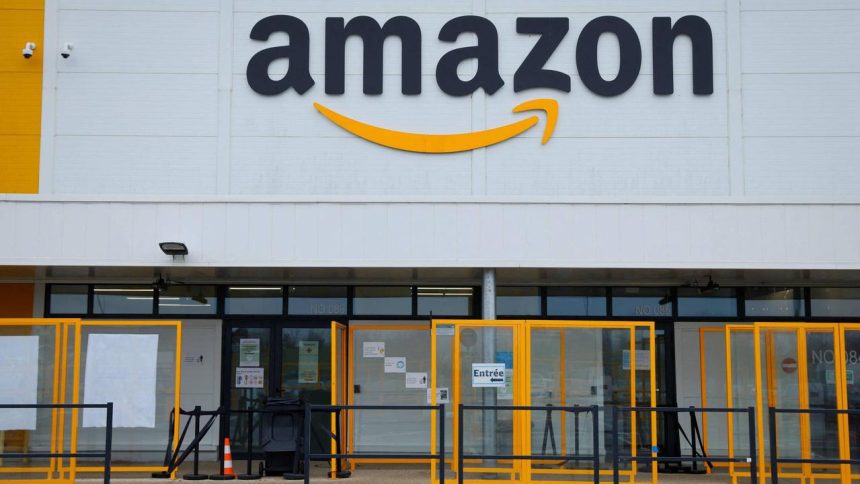 Fachada da Amazon com o logotipo e sinalização de entrada.