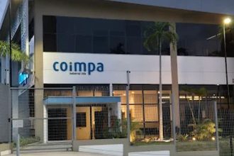 Fachada da Coimpa Industrial Ltda em Manaus, com céu nublado.