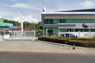 Fachada da Colortech em Manaus, com portão de entrada e logotipo.