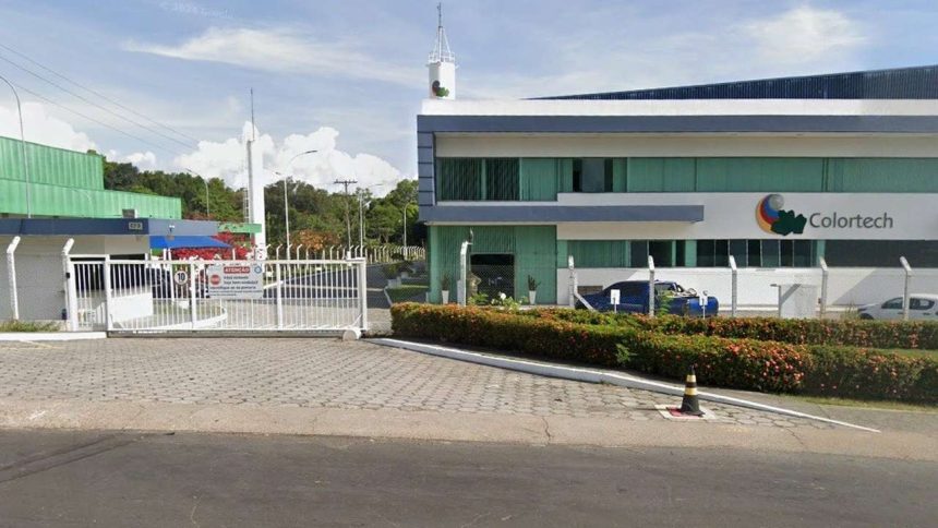 Fachada da Colortech em Manaus, com portão de entrada e logotipo.