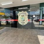 Fachada da delegacia de homicídios com logotipo da Polícia Civil do AM.