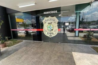 Fachada da delegacia de homicídios com logotipo da Polícia Civil do AM.