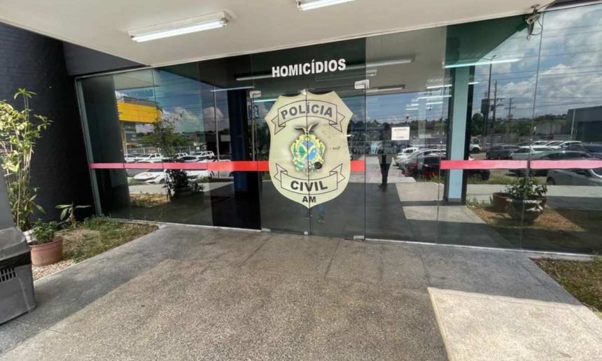 Fachada da delegacia de homicídios com logotipo da Polícia Civil do AM.
