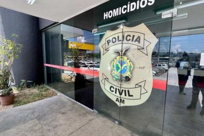 Fachada da Delegacia de Homicídios em Manaus com brasão da Polícia Civil.