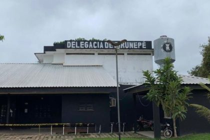 Fachada da Delegacia de Polícia Civil de Eirunepé, no Amazonas, com a inscrição 'DELEGACIA DE EIRUNEPÉ'.