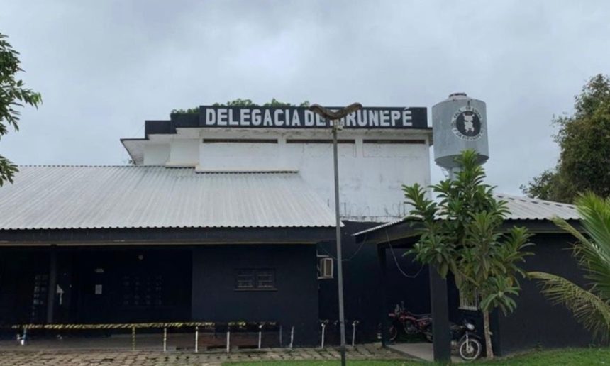 Fachada da Delegacia de Polícia Civil de Eirunepé, no Amazonas, com a inscrição 'DELEGACIA DE EIRUNEPÉ'.