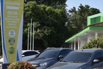 Fachada da Delegacia Especializada em Crimes Contra a Mulher (DECCM) em Manaus, Amazonas.