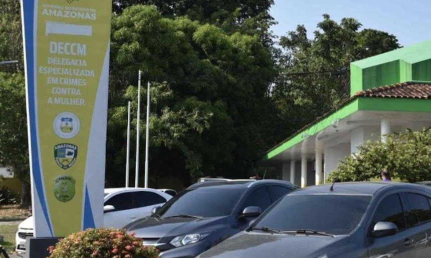 Fachada da Delegacia Especializada em Crimes Contra a Mulher (DECCM) em Manaus, Amazonas.