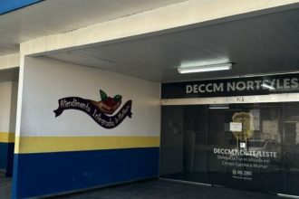 Fachada da Delegacia Especializada em Crimes contra a Mulher (DECCM) Norte/Leste em Manaus.