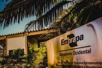 Fachada da Embrapa Amazônia Ocidental em Manaus, Brasil, com placa e vegetação tropical.
