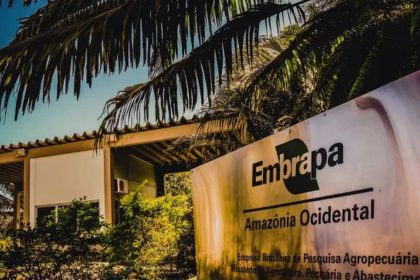 Fachada da Embrapa Amazônia Ocidental em Manaus, Brasil, com placa e vegetação tropical.