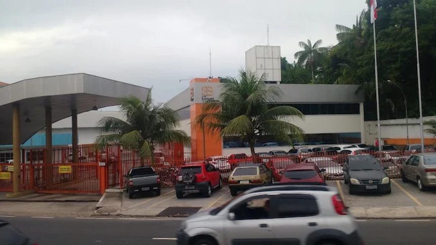 Fachada da empresa Bringel em Manaus, com carros estacionados e palmeiras.