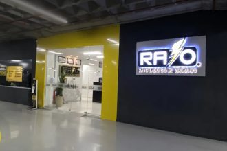 Fachada da empresa Raio Rastreamento de Veículos, com logotipo em destaque