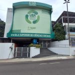 Fachada da Escola Superior de Ciências Sociais da UEA em Manaus.