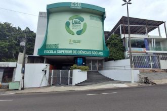 Fachada da Escola Superior de Ciências Sociais da UEA em Manaus.