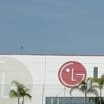 Fachada da fábrica da LG com o logotipo da marca em destaque.