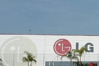 Fachada da fábrica da LG com o logotipo da marca em destaque.