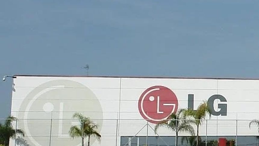 Fachada da fábrica da LG com o logotipo da marca em destaque.
