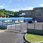 Fachada da Fucapi em Manaus, com área de entrada e veículos estacionados.