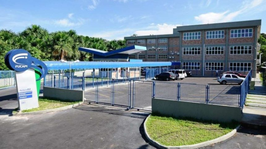 Fachada da Fucapi em Manaus, com área de entrada e veículos estacionados.