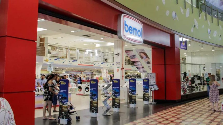 Fachada da loja Bemol em shopping center, com pessoas e banners de anúncios.