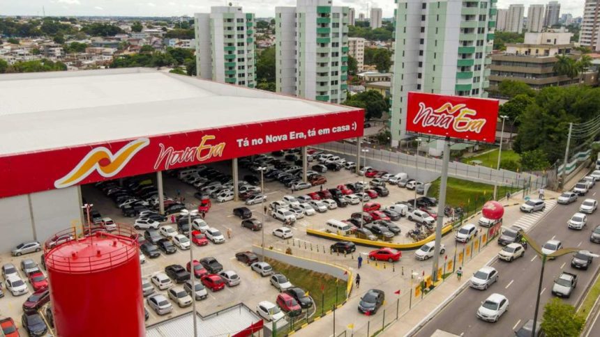Fachada da loja Nova Era em Manaus, com estacionamento lotado e letreiro