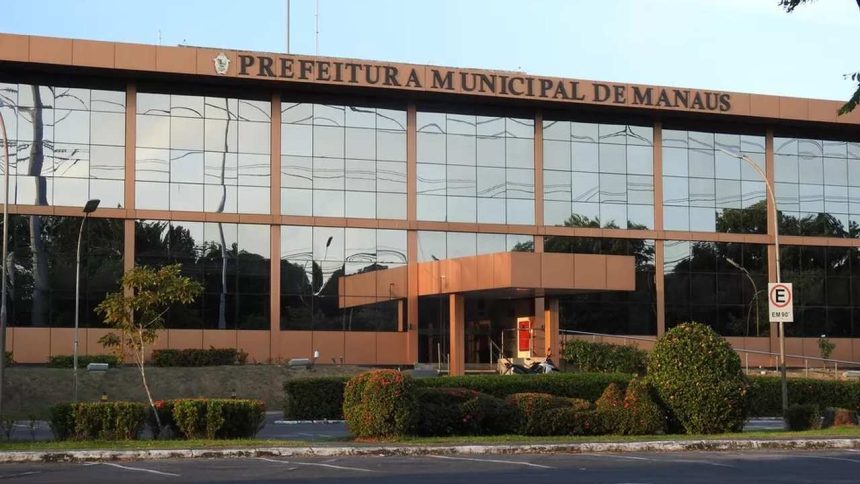 Fachada da Prefeitura Municipal de Manaus, com arquitetura moderna e vegetação.