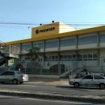 Fachada da Prosegur em Manaus, com carros na rua e passarela.