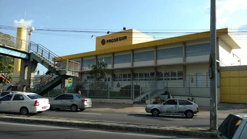 Fachada da Prosegur em Manaus, com carros na rua e passarela.