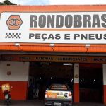 Fachada da RondoBras, loja de peças e pneus, em Manaus.