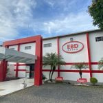Fachada da sede do Grupo EBD, com logotipo em destaque.