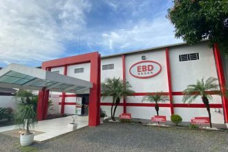 Fachada da sede do Grupo EBD, com logotipo em destaque.