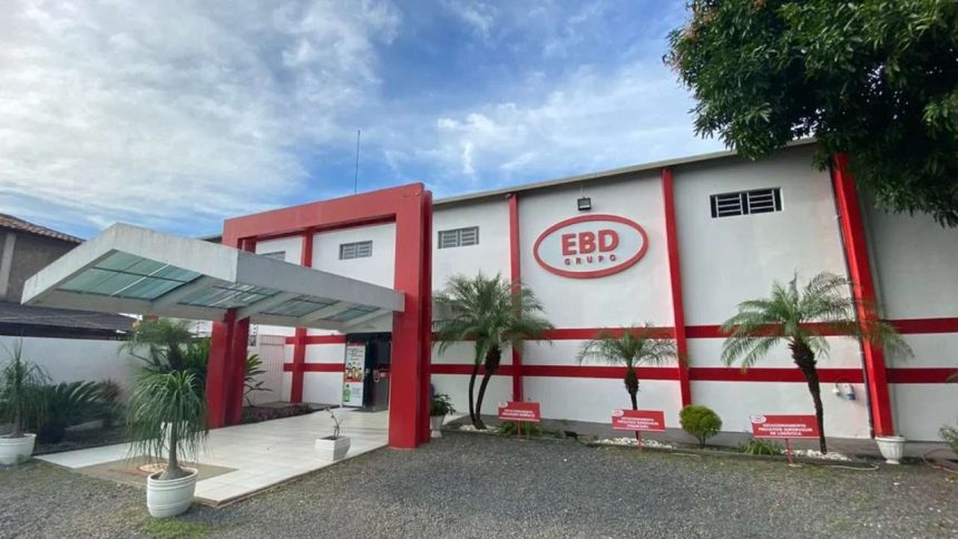Fachada da sede do Grupo EBD, com logotipo em destaque.