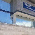 Fachada da unidade do IBGE em Manaus, com letreiro 'Unidade Estadual do Amazonas'.