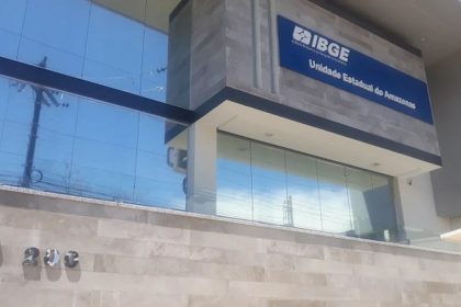 Fachada da unidade do IBGE em Manaus, com letreiro 'Unidade Estadual do Amazonas'.
