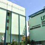 Fachada da Universidade do Estado do Amazonas (UEA) com logotipos e edifícios.