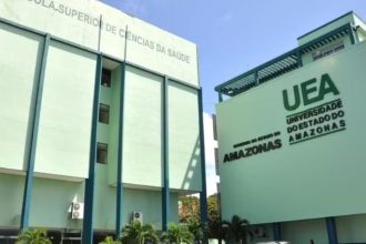 Fachada da Universidade do Estado do Amazonas (UEA) com logotipos e edifícios.