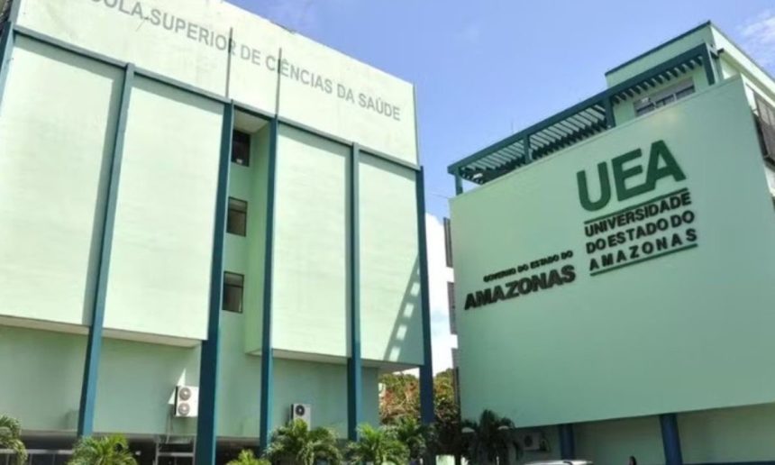 Fachada da Universidade do Estado do Amazonas (UEA) com logotipos e edifícios.