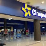 Fachada de cinema Cinépolis com logotipo e cartazes de filmes