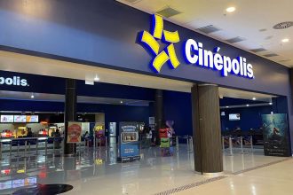 Fachada de cinema Cinépolis com logotipo e cartazes de filmes